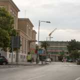 Noi decidiamo di proseguire il nostro viaggio attraverso viale Ennio, che affianca a sinistra il muro perimetrale del Policlinico...